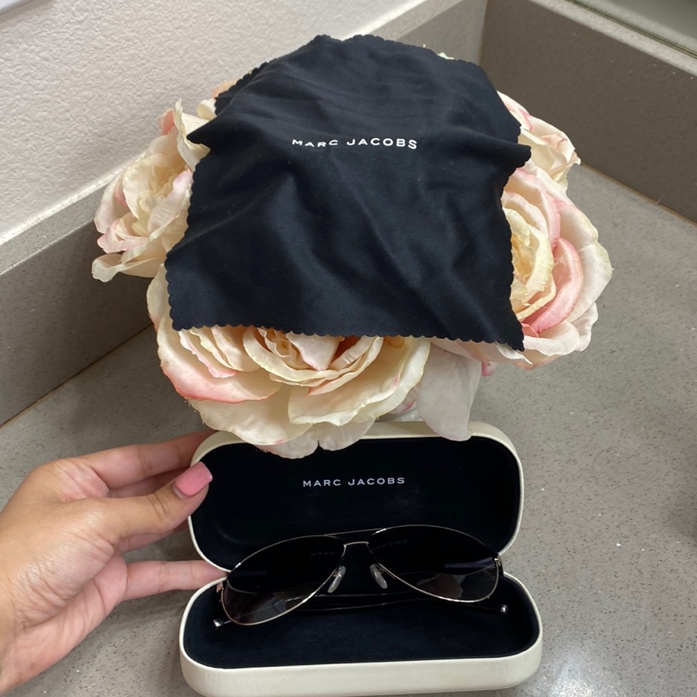 Marc Jacob’s sunnies 💛